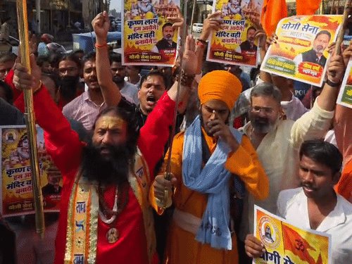 लखनऊ में योगी सेना ने त्रिशूल लेकर निकाली यात्रा:बोले- कृष्ण लल्ला हम आएंगे, मंदिर वहीं बनाएंगे, 6 दिसंबर को मथुरा में कारसेवा का ऐलान
