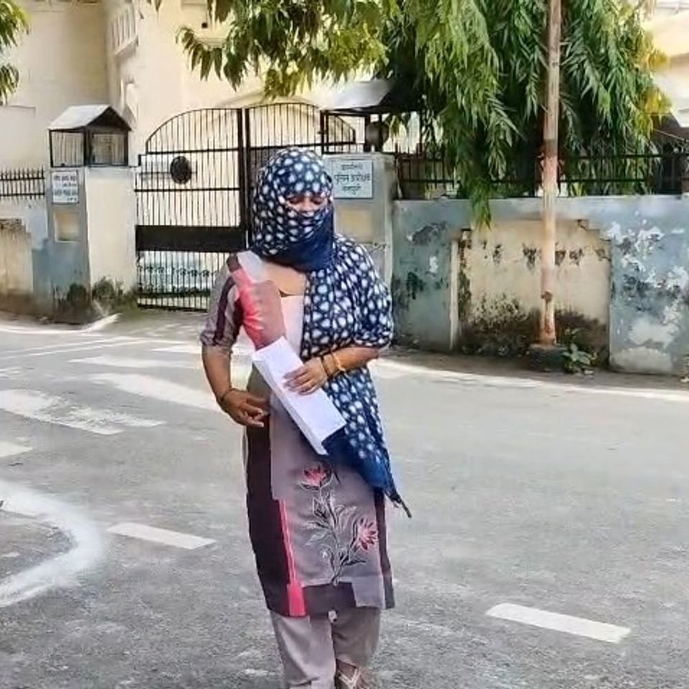 मैनपुरी में महिला को रास्ते में रोककर छेड़खानी:मंदिर से लौट रही थी समय पकड़ा, छेड़खानी के विरोध पर मारपीट, एसपी से कार्रवाई की मांग