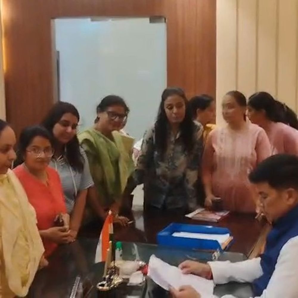 रेजिडेंसी गार्डन में जलभराव से परेशान महिलाएं निगम पहुंचीं:स्थायी ड्रेनेज सिस्टम की मांग की, हर साल डूब जाता है इलाका