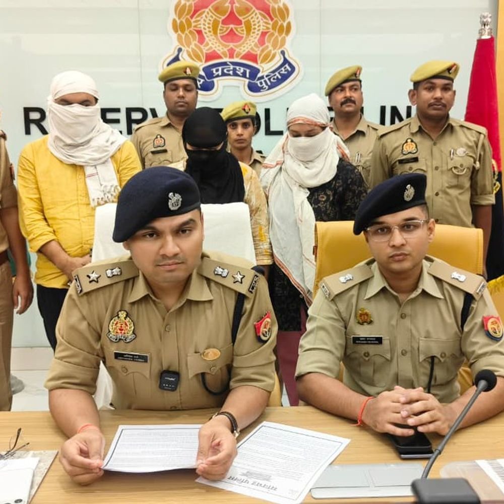सोनभद्र में रिटायर्ड अधिकारी से 2.36 करोड़ की साइबर ठगी:गैंग के 3 आरोपी गिरफ्तार, 75 लाख रुपए फ्रीज और हैरियर कार बरामद