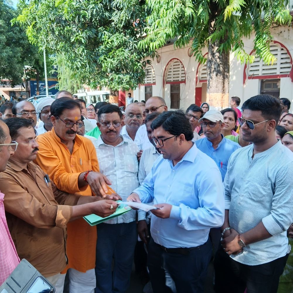 देवरिया में शिक्षामित्रों ने निकाला विरोध मार्च:बीएसए कार्यालय से कलेक्ट्रेट तक प्रदर्शन; शिक्षक पद पर समायोजन समेत 6 मांगें