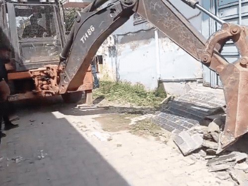 आगरा में मकानों के सामने बने रैंप पर चला बुलडोजर:लक्ष्मीनगर में नगर निगम ने की कार्रवाई, शिकायत पर एक्शन