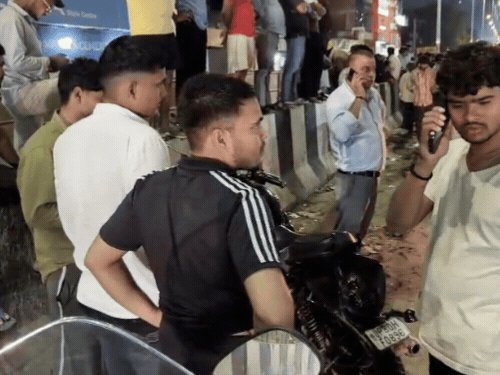 आगरा में तेज रफ्तार बस ने बुलेट सवार को रौंदा:कानपुर हाईवे पर 50 मीटर तक घिसटता गया, शव के चिथड़े हुए