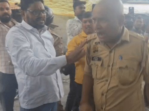 गोरखपुर में कांग्रेस का प्रदर्शन:पुतला दहन के लिए दरोगा को कैप्चर कर 4 बार धक्का मारा, पहचान कर रही पुलिस