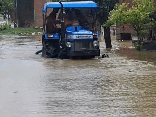 सीतापुर में 40 घंटे से बारिश:ट्रैक्टर-ट्रॉली से लोगों को निकाला, डीएम-एसपी ने संभाली कमान
