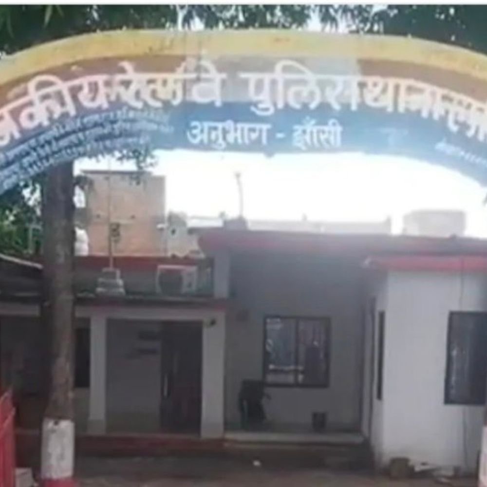 ललितपुर में चलती ट्रेनों से यात्रियों का सामान चोरी:पांडिचेरी एक्सप्रेस से मोबाइल-नकदी और पंजाब मेल से पेंशन दस्तावेज गायब, FIR दर्ज