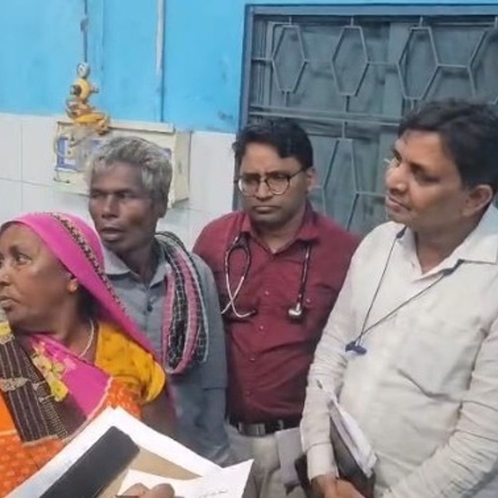 भदोही जिला अस्पताल के गेट पर बच्चे को जन्म:इलाज न मिलने पर सड़क पर हुई डिलीवरी, परिजनों ने लौटाने का लगाया आरोप