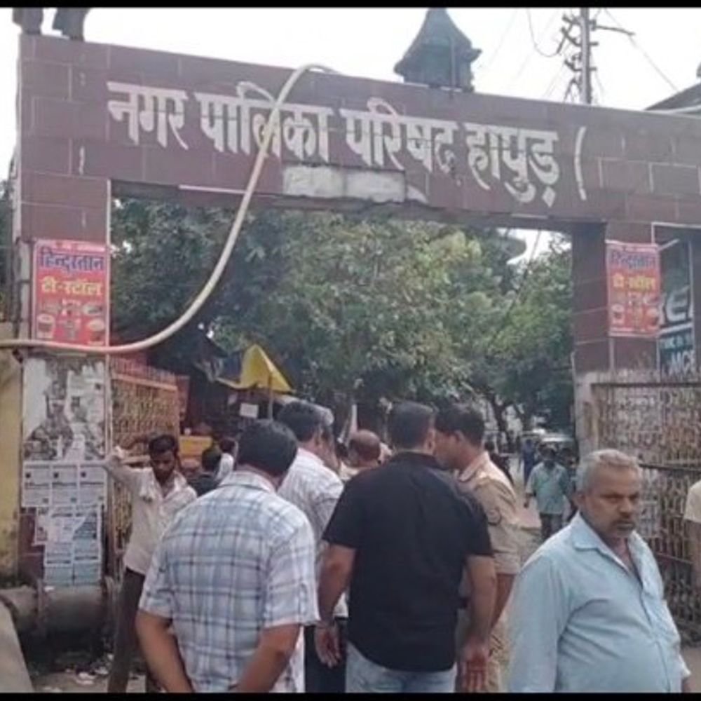 हापुड़ नगर पालिका परिसर के नाले में मिला शव:पुलिस ने मौके पर पहुंचकर जांच शुरू की, पहचान नहीं हो पाई