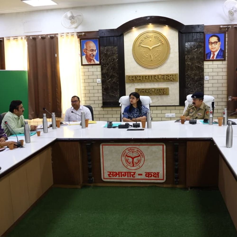 हापुड़ में रानी लक्ष्मीबाई योजना की समीक्षा:महिलाओं और बच्चों को समय पर मिले सरकारी सहायता