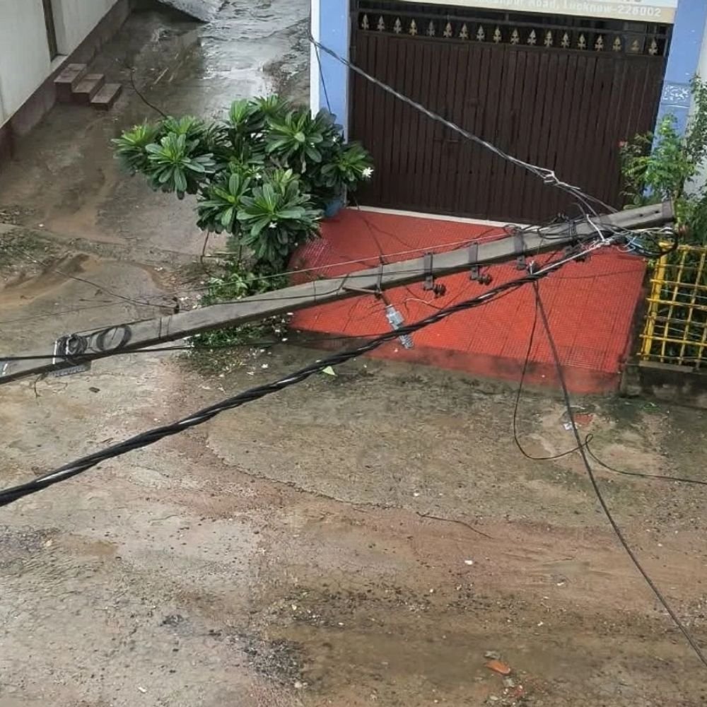 लखनऊ में बारिश के कारण बिजली आपूर्ति ठप:70 जगह पेड़ गिरने से 130 से ज्यादा खंभे-तार टूटे, 4 से 14 घंटे तक बिजली गुल