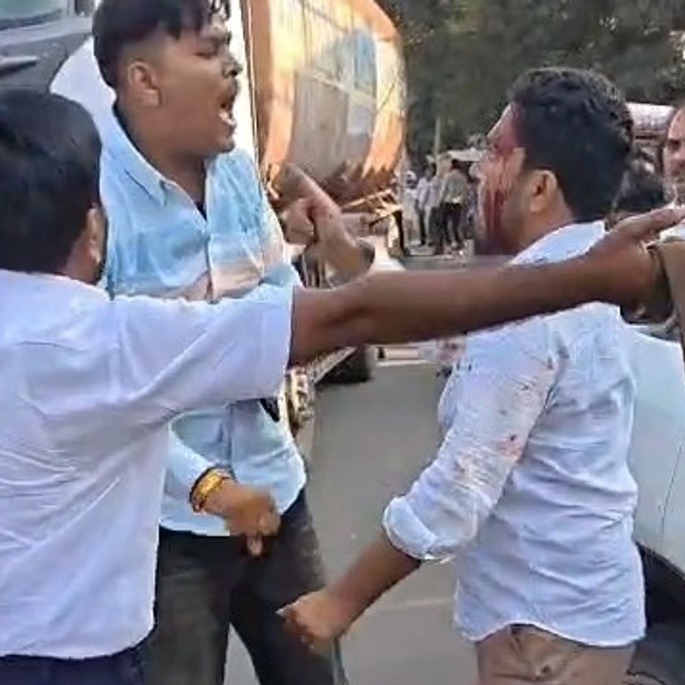 ट्रैफिक पुलिस के सामने कार सवारों में मारपीट:शेरपुर चुंगी पर हुआ विवाद, कार के शीशे टूटे; एक युवक घायल