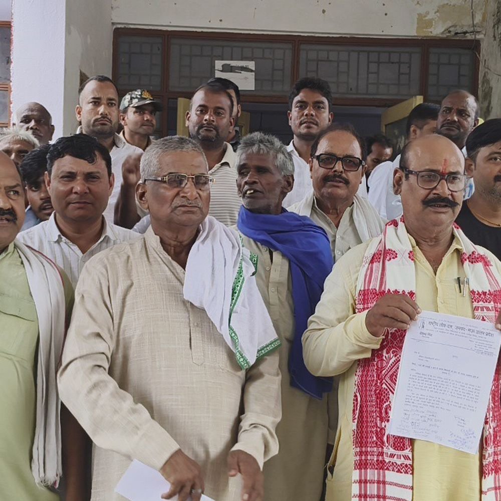 नाले की सफाई न होने से 500 एकड़ फसल जलमग्न:किसानों ने कलेक्ट्रेट में प्रदर्शन कर जल निकासी सुधारने की मांग की, 8 गांव प्रभावित
