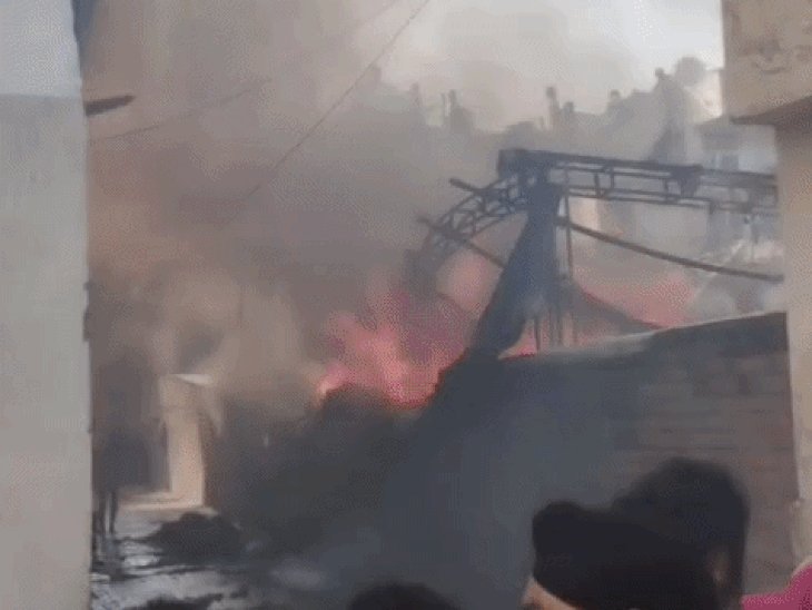 आगरा में टेंट गोदाम में लगी भीषण आग:मौके पर अफरा-तफरी, फायर ब्रिगेड की गाड़ियों मौके पहुंची