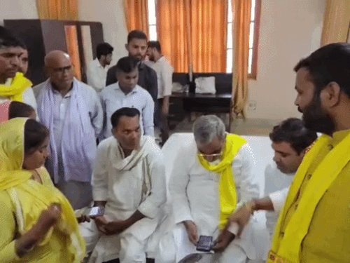 आजमगढ़ में मंत्री ओमप्रकाश राजभर के धरने का दिखा असर:बिजली विभाग ने एसडीओ प्रवीण कुमार का तत्काल किया ट्रांसफर