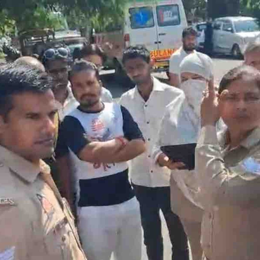 रामपुर जिला अस्पताल में फार्मासिस्ट से मारपीट:कपड़े फाड़े और सुरक्षाकर्मी से भी गाली-गलौज; पहचान के बावजूद अज्ञात पर केस