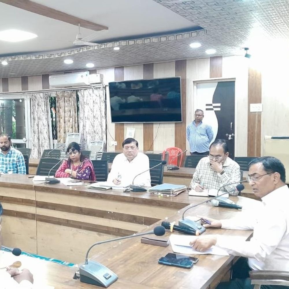 औरैया में सड़कों को गड्ढामुक्त करने की तैयारी:DM ने खराब सड़कों की मरम्मत जल्द पूरी करने के दिए निर्देश