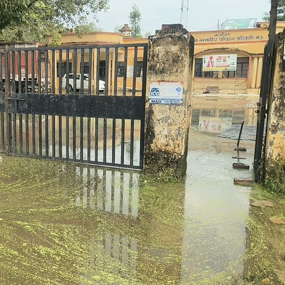 मऊ का एआरटीओ कार्यालय बारिश से जलमग्न, आवाजाही ठप:निकासी की व्यवस्था नहीं होने से परिसर में भरा पानी; पेड़ गिरने से रास्ता भी बंद