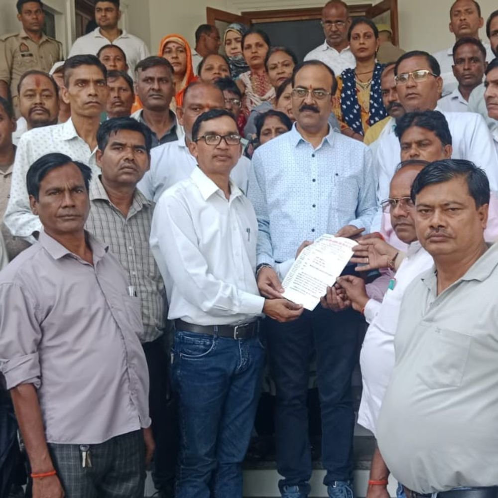 शिक्षामित्रों ने मुख्यमंत्री को पांच मांगों का ज्ञापन सौंपा:26 साल की सेवा के बाद नियमितीकरण, मानदेय वृद्धि और विशेष टीईटी की मांग