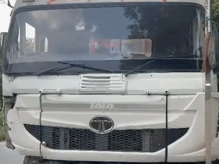 मलपुरा में डंपर-कार की टक्कर, चालक की मौत:डंपर ड्राइवर फरार, आगरा के मलपुरा में हुआ हादसा