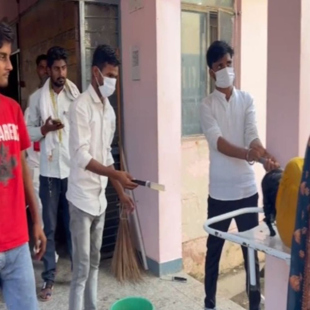 शाहजहांपुर में महिला ने थाने के गेट पर खाया जहर:पति से खर्च दिलाने और पुलिस से कार्रवाई की मांग कर रही थी, अस्पताल में इलाज जारी