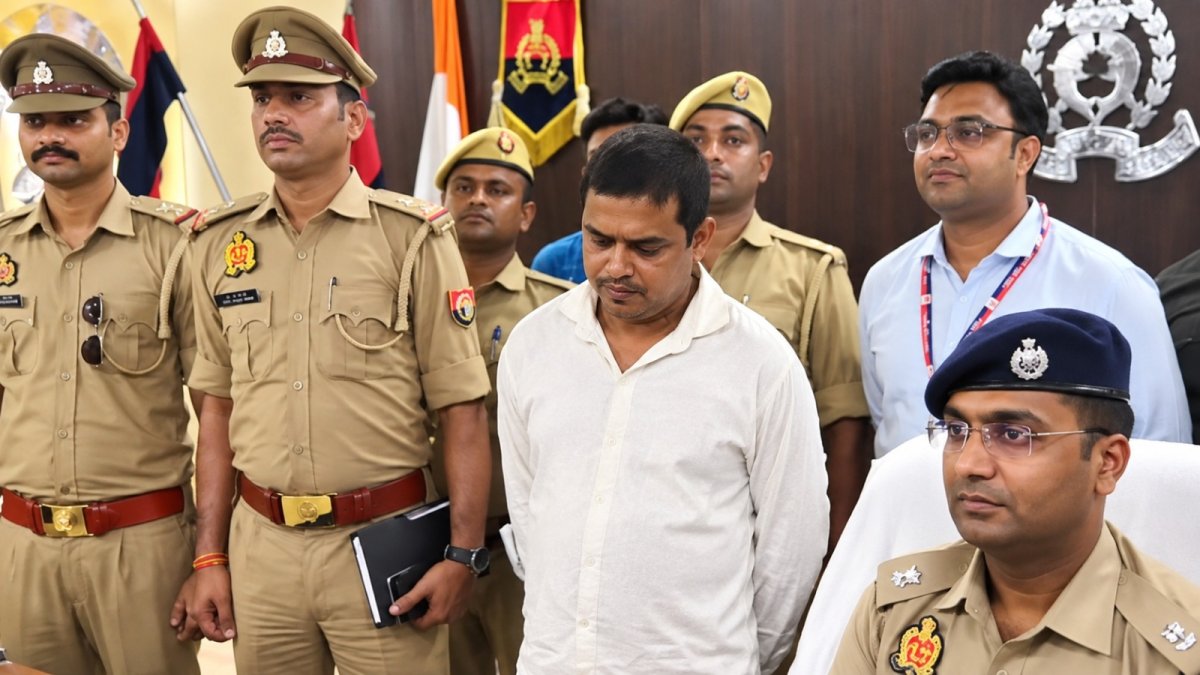 आजमगढ़ में फर्जी पुलिस अधिकारी गिरफ्तार, शराब ठेके के नाम पर 90 हजार की ठगी