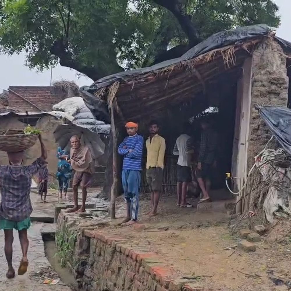 कोठरी की दीवार गिरी, मलबे में दबकर महिला की मौत:बेटा मछली पकड़ने गया था; राजस्व टीम ने शुरू किया नुकसान का आकलन