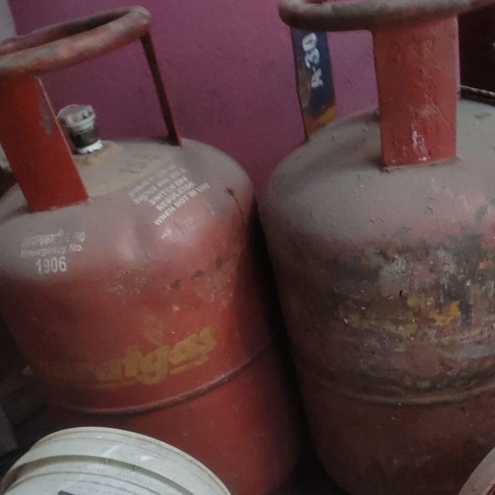 फतेहपुर ब्लास्ट में पड़ोसियों के 4 मकीन जमींदोज:15 घरों की दीवारों पर दरारें, पीड़ित बोले- अंदर होते तो और लाशें बिछ जातीं