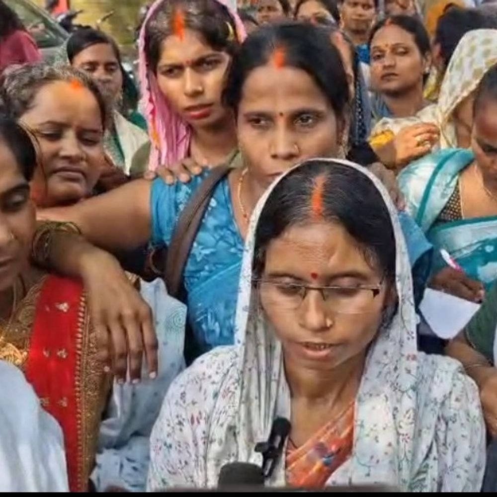 मिर्जापुर में समूह सखियों का प्रदर्शन:2 हजार में काम नहीं, 20 हजार से कम नहीं का नारा लगाया, कार्य बहिष्कार की चेतावनी