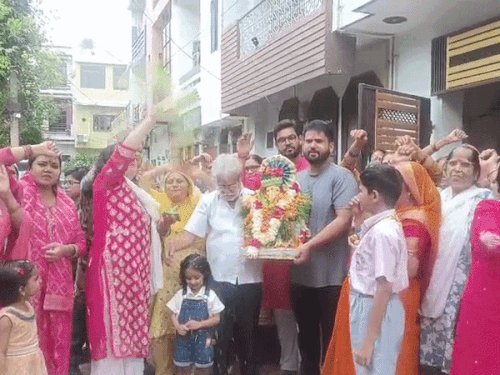 मेरठ में जयकारों के बीच निकली गणपति विसर्जन यात्रा:गुलाल उड़ाकर दी बप्पा को विदाई, 14 सितंबर को घरों-पंडालों में हुई थी गणेश स्थापना