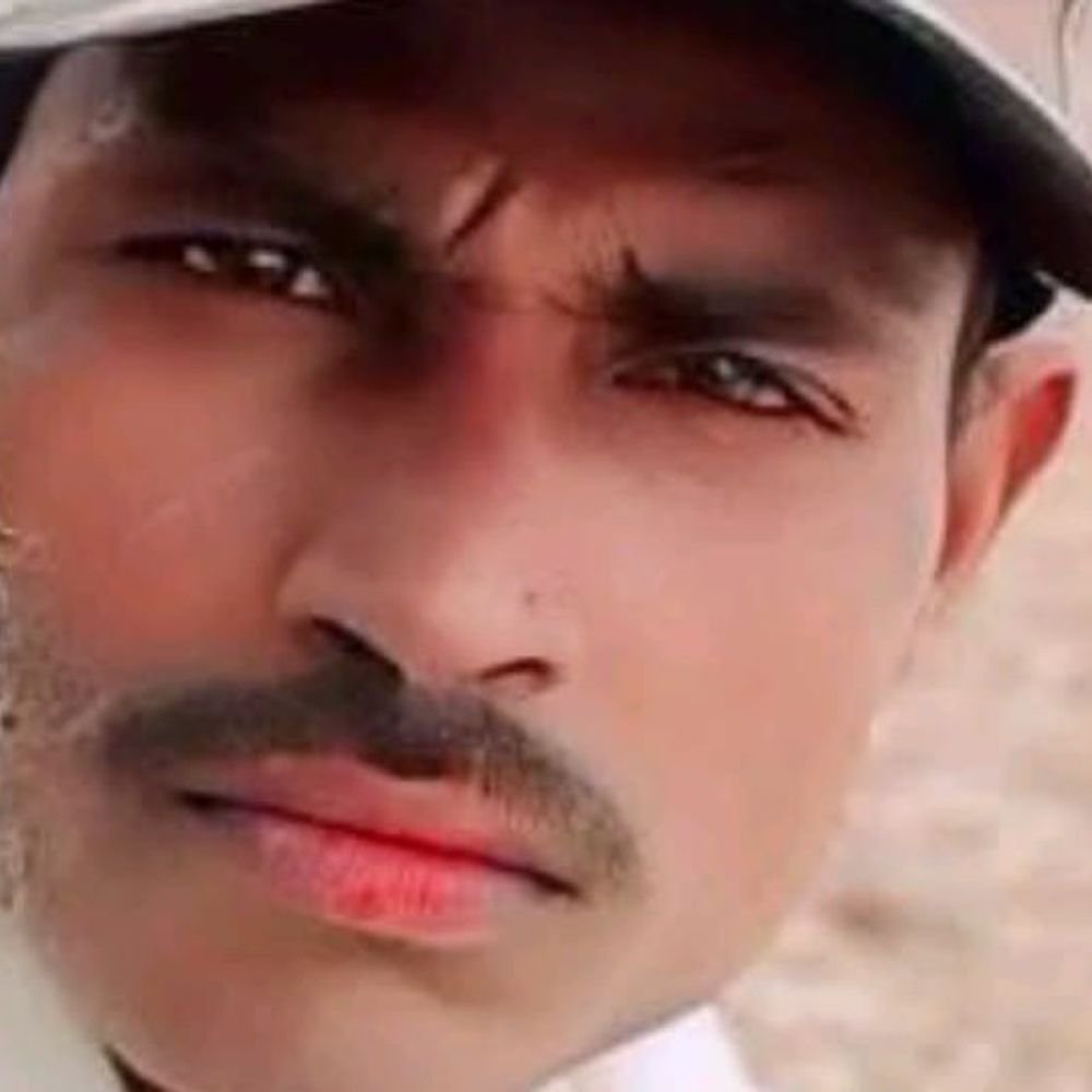 हमीरपुर में लोहे के गेट से दबकर मजदूर की मौत:राठ में वाहन पर लदवाते समय हुआ हादसा, झांसी मेडिकल कॉलेज में तोड़ा दम