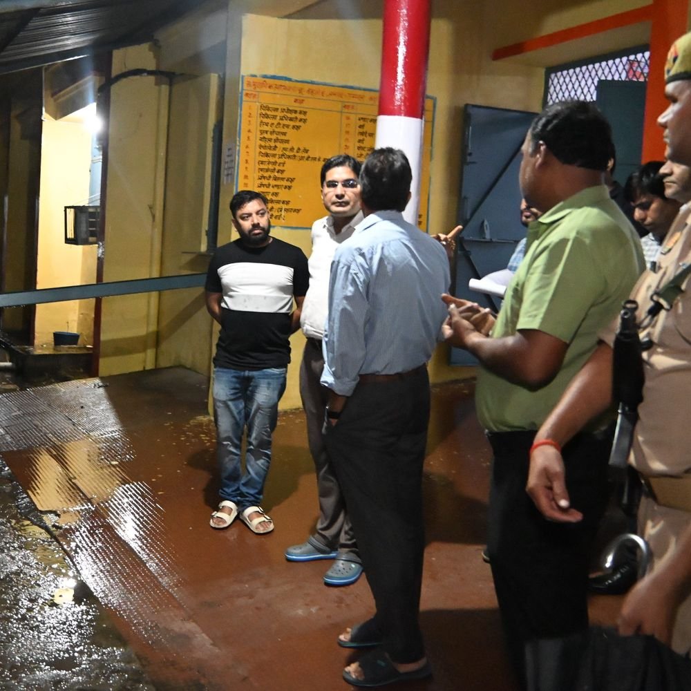 टॉर्च-छतरी लेकर पंचायत भवनों की जांच करने निकले डीएम:10 में 7 भवन मिले बंद, पंचायत सहायक नहीं मिले, मानदेय में कटौती और नोटिस के निर्देश