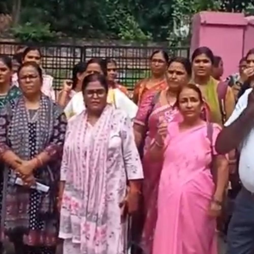 आंगनबाड़ी कार्यकर्ताओं ने 24 हजार रुपये मानदेय की मांग:बहराइच में मुख्यमंत्री को संबोधित ज्ञापन सौंपा, पुराने मानदेय वृद्धि से असंतोष