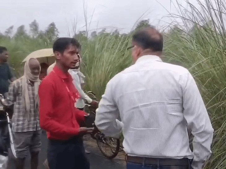 लेखपाल ने पहले जाति पूछी, फिर बोले- SCST केस लगाओ:जमीन की पैमाइश करने गई थी टीम; SDM ने कहा- यह गलत, जांच कर कार्रवाई करेंगे