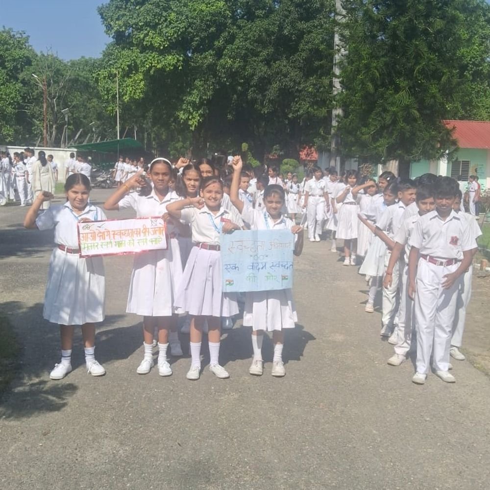 आर्मी पब्लिक स्कूल में विद्यार्थियों ने किया श्रमदान:स्वच्छता मार्च व 'नारा पेंटिंग' से दिया जागरूकता का संदेश