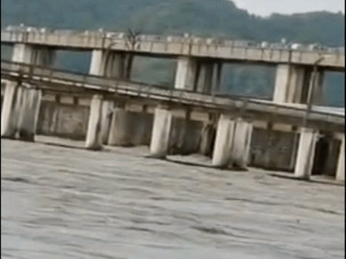 कुशीनगर में नारायणी नदी का जलस्तर 3-लाख क्यूसेक के पार:वाल्मीकिनगर बैराज से पानी छोड़े जाने से तटवर्ती गांवों में घुसा पानी, प्रशासन अलर्ट