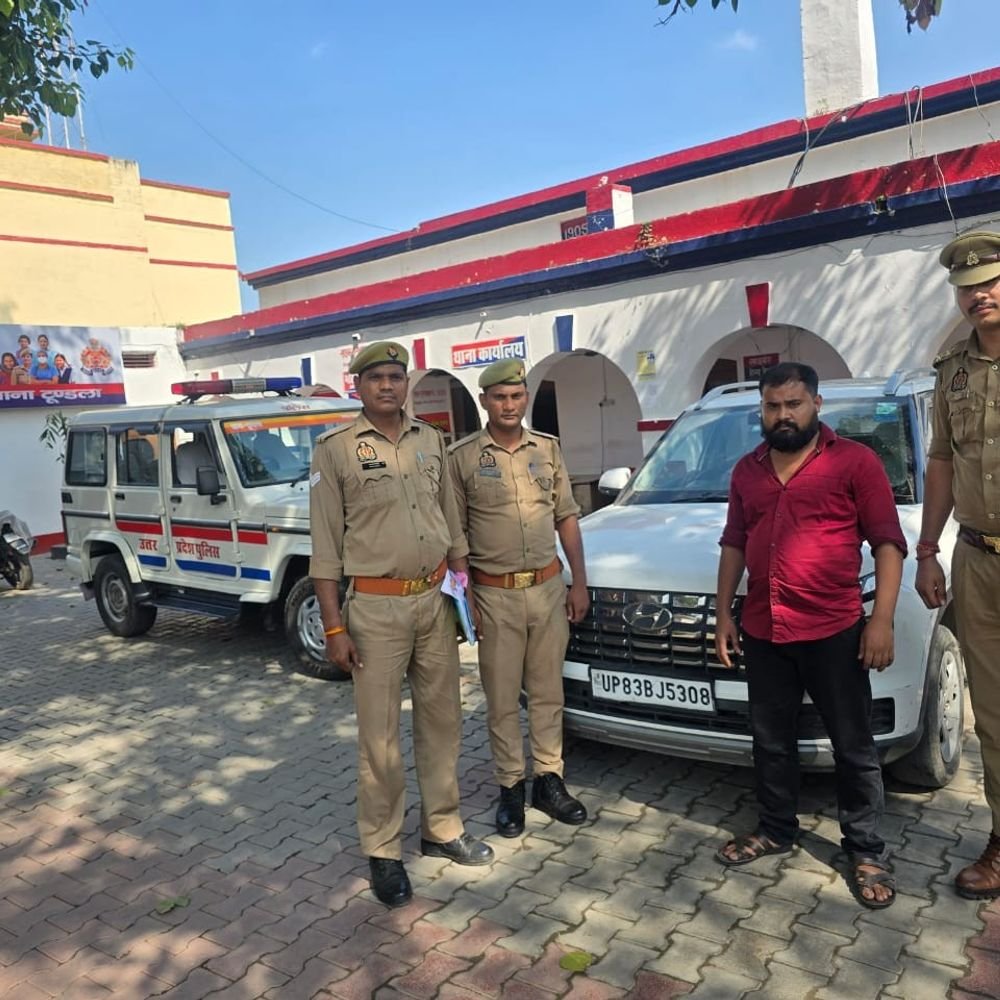 टोल प्लाजा के पास चलती कार से स्टंट:पुलिस ने कार मालिक को किया गिरफ्तार, गाड़ी सीज