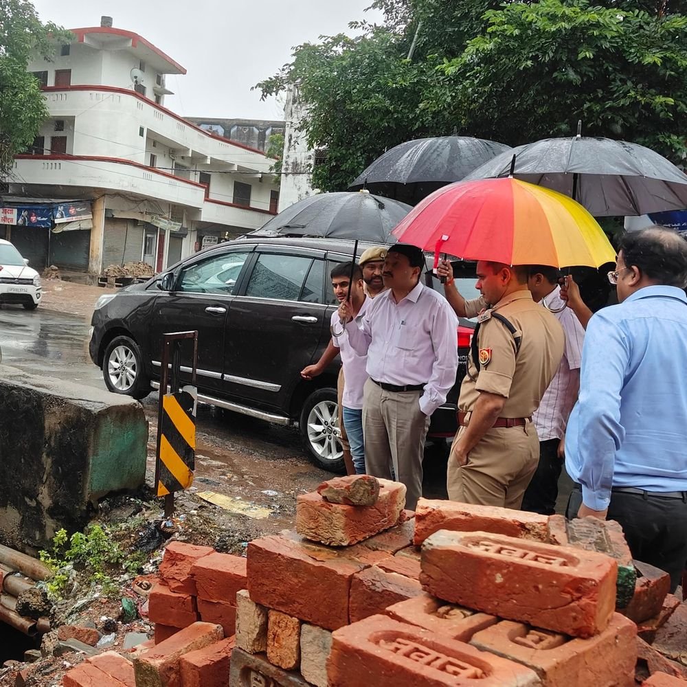 हरदोई में बारिश के बीच डीएम-एसपी ने किया निरीक्षण:अटल चौराहा, आरटीओ चौराहाऔर जिला अस्पताल पहुंचकर जलभराव से राहत दिलाने के निर्देश