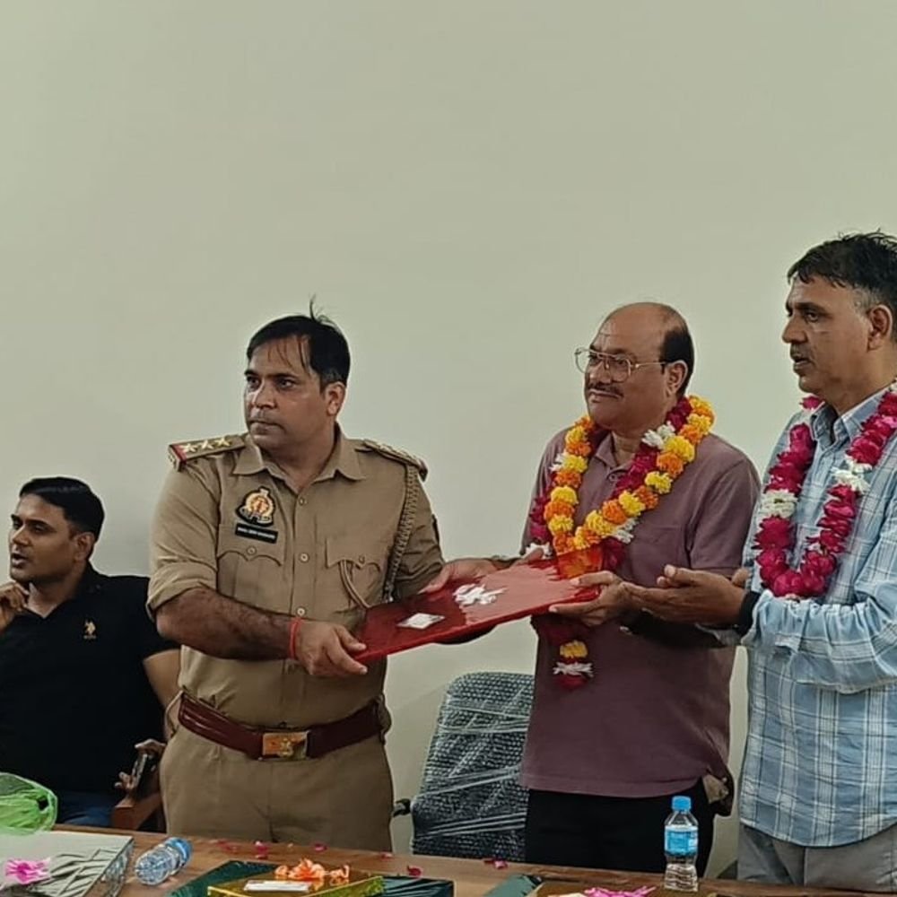 घाटमपुर थाने में एसएसआई की विदाई:पुलिस अधिकारियों कर्मचारियों ने सम्मानित किया, सेवानिवृत्ति पर स्वस्थ जीवन की शुभकामनाएं