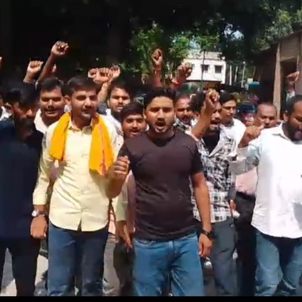 पंप ऑपरेटरों को 4 महीने से नहीं मिला वेतन:बांदा DM से 12 घंटे की ड्यूटी और महीने में 30 दिन काम कराने की शिकायत