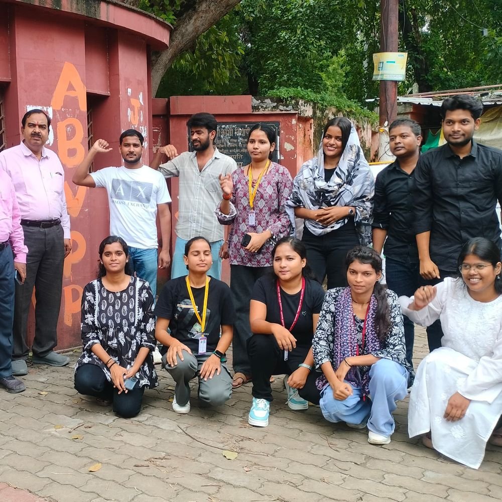 काशी विद्यापीठ में नशा विरोधी अभियान:छात्रों ने किया नुक्कड़ नाटक मंचन, बुरी आदतों से दूर रहने की अपील