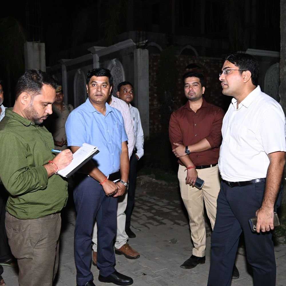 संभल डीएम ने गोरखनाथ मंदिर और हंसतीर्थ का जीर्णोद्धार देखा:लेबर बढ़ाकर दीपावली से पहले काम पूरा करने के निर्देश; पार्क और डिजिटल लाइब्रेरी के लिए जमीन चिह्नित