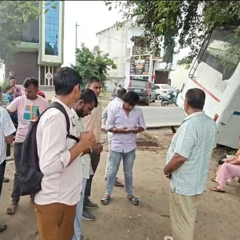 कुत्ते को बचाने में अनियंत्रित हुई मिनी बस:बुलंदशहर में खाई में गिरी, सभी यात्री सुरक्षित
