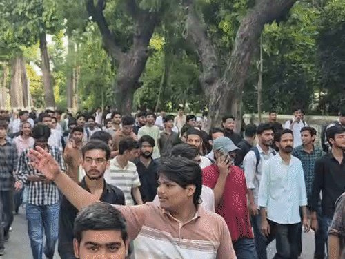 एएमयू धरना स्थल पर देर रात हंगामा-मारपीट:भूखहडृताल पर बैठे यासिर ने धमकी और अगवा करने की कोशिश की दी तहरीर, दूसरे पक्ष ने लगाया मारपीट का आरोप