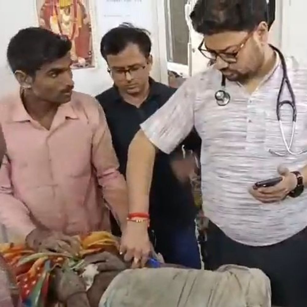 उन्नाव में कच्ची दीवार गिरने से अधेड़ की मौत:तेज आवाज सुनकर पहुंचे परिजनों और ग्रामीणों ने मलबा हटाकर बाहर निकाला