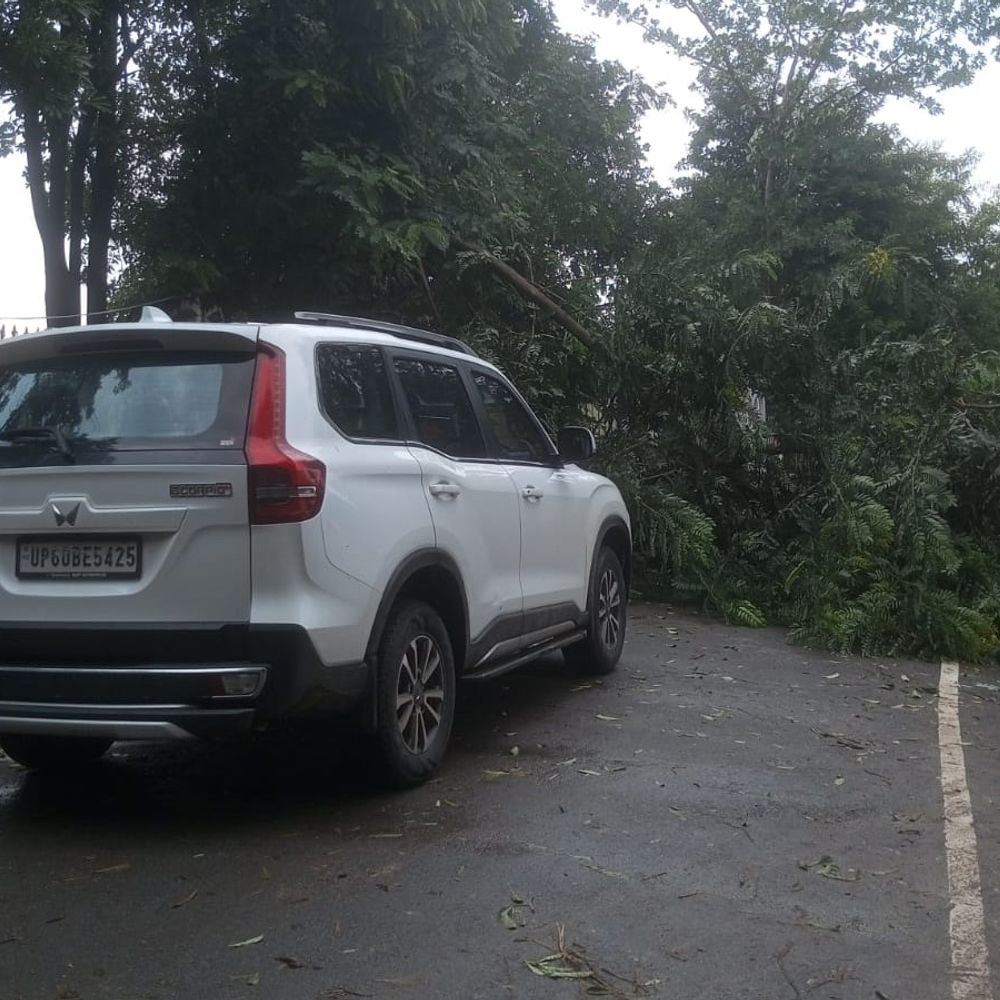 बलिया में भारी बारिश के अलर्ट पर स्कूल बंद:कक्षा 1 से 12 तक के स्कूल बंद; कंट्रोल रूम 24 घंटे सक्रिय, लोगों से सतर्क रहने की अपील