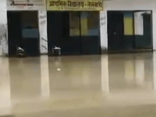 उन्नाव में फिर बिगड़े बाढ़ के हालात:गंगा खतरे के निशान से महज 40 सेमी नीचे, 22 नावें लगाईं