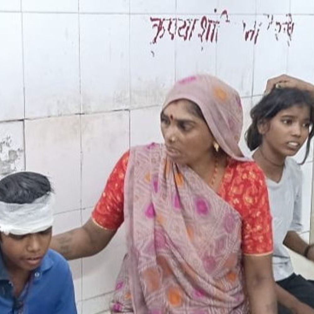 ललितपुर में बाथरूम की छत गिरने से 4 बच्चे घायल:मोबाइल चलाते समय मलबे में दबे, 2 की हालत नाजुक होने पर जिला अस्पताल रेफर
