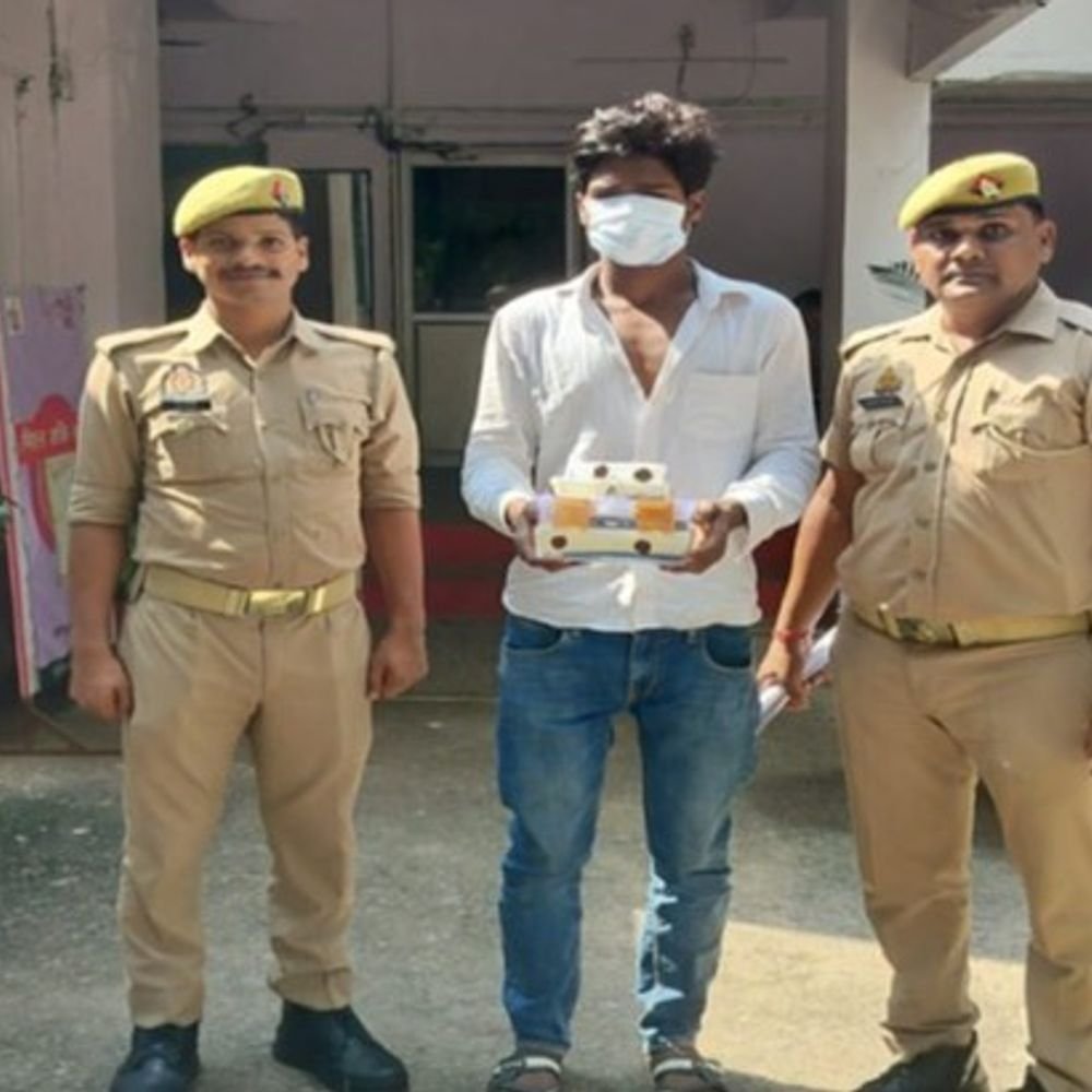 गोमतीनगर में पर्स-चेन लूटने वाले दो आरोपी पकड़े:एक नाबालिग बाल सुधार गृह भेजा, लूटी चेन-नकदी और वारदात में इस्तेमाल बाइक बरामद
