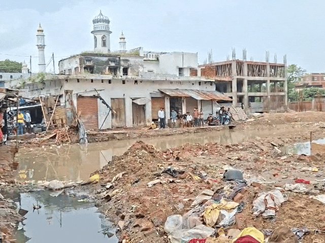 चौक सब्जी मंडी में 50 दुकानें टूटीं, 250 परिवार प्रभावित:विधायक ने किया मौके का निरीक्षण, 15 फीट गहरे गड्ढे में पानी भरने से हादसे का खतरा; बोले- दुकानदारों की रोजी-रोटी पर नहीं आने देंगे
