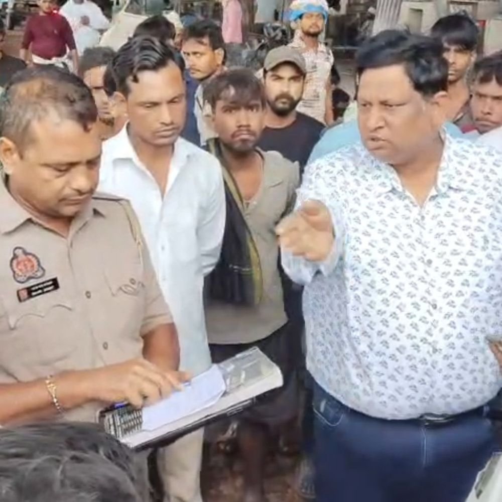 फिरोजाबाद में कारखाने के केमिकल को लेकर आक्रोश:हवा के साथ घरों में पहुंच रहा केमिकल, मोहल्लेवासी दो सप्ताह से परेशान